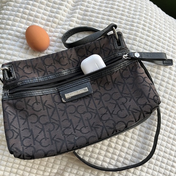 Calvin Klein crossbody purse with monogrammed print - Picture 8 of 9